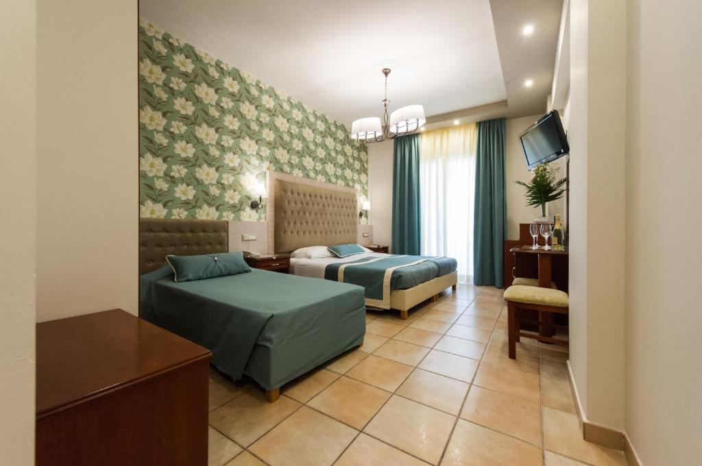 Postel nebo postele na pokoji v ubytování Olympic Hotel