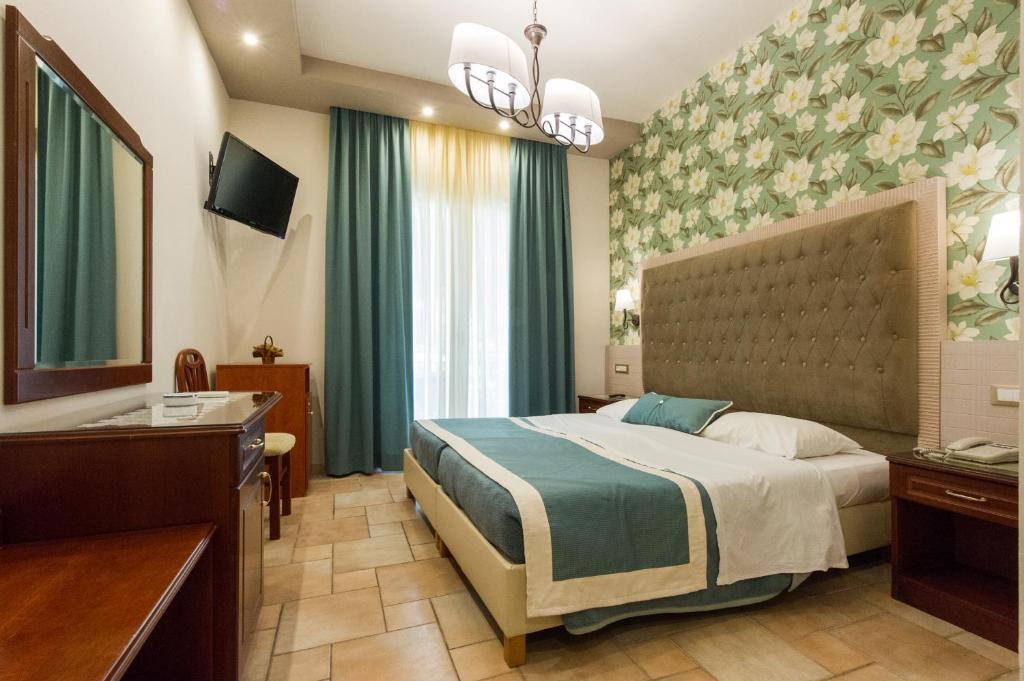 Postel nebo postele na pokoji v ubytování Olympic Hotel
