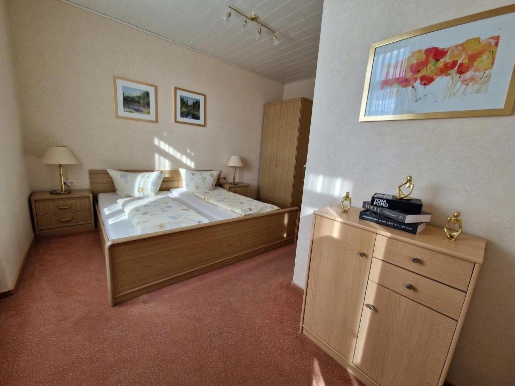 バート・キッシンゲンにあるHaus Bethania FeWo medio - 69106のベッドルーム1室(大型ベッド1台、ドレッサー、ドレッサー付)