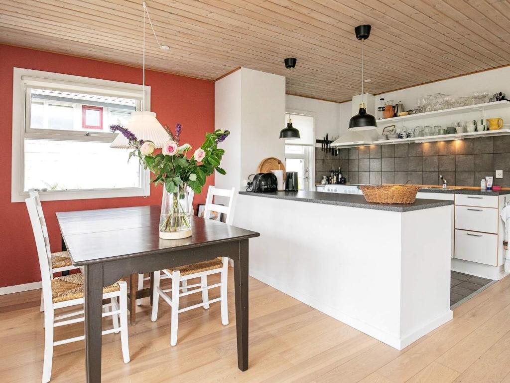 Kuchyň nebo kuchyňský kout v ubytování Holiday home Kerteminde X