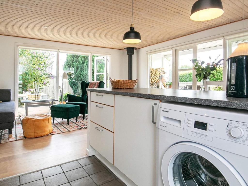 Kuchyň nebo kuchyňský kout v ubytování Holiday home Kerteminde X
