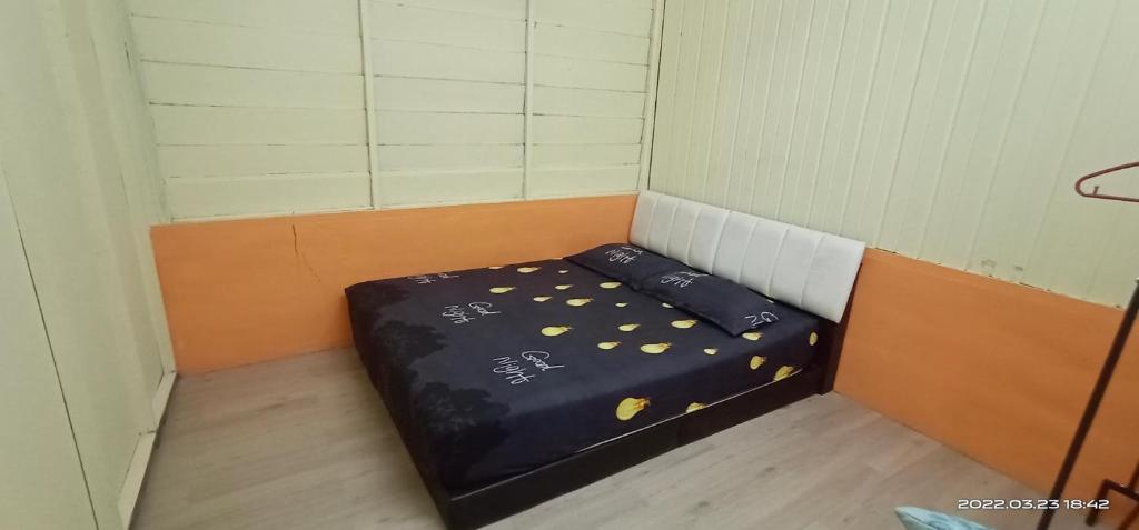 Un pat sau paturi într-o cameră la Mak Abah Homestay B Parit Raja Batu Pahat