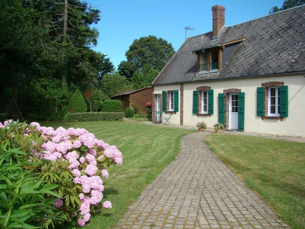 a white house with green shutters and pink flowers at Gîte Dampierre-Sous-Brou, 4 pièces, 6 personnes - FR-1-581-19 