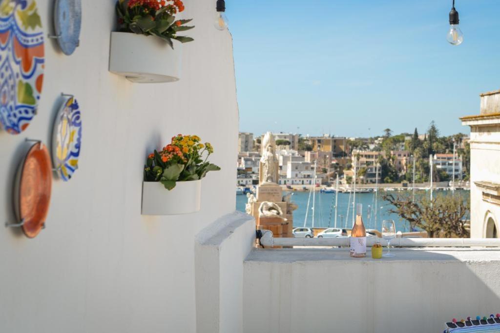 balkon z widokiem na wodę i port w obiekcie Puntamare w mieście Brindisi