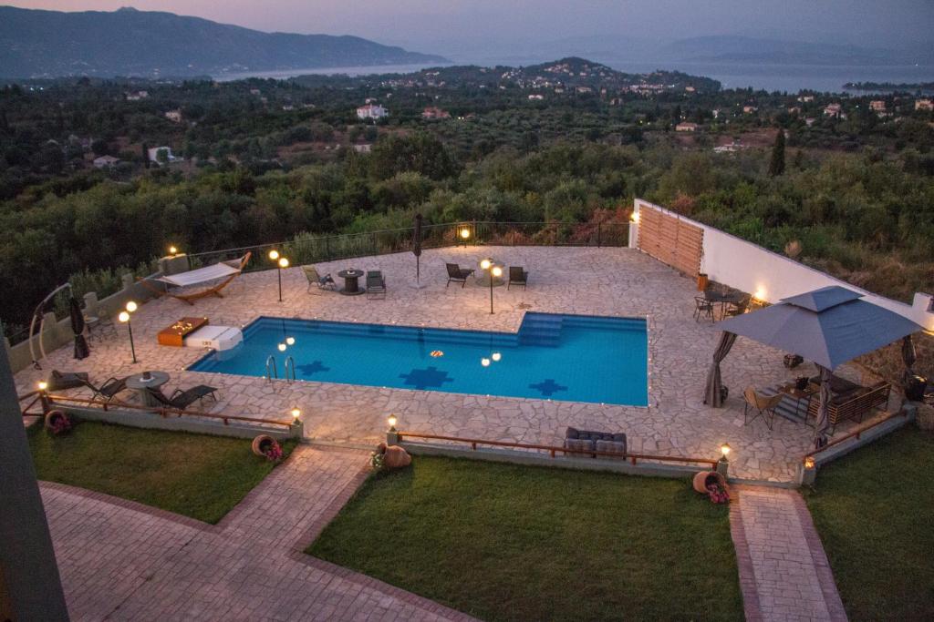 Bazén v ubytovaní Heaven Hill Villas with balcony alebo v jeho blízkosti