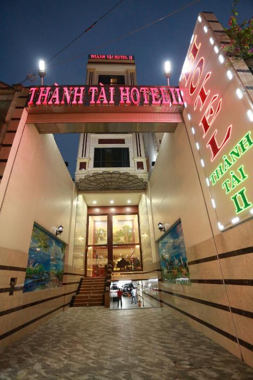 un bâtiment avec un panneau indiquant l'hôtel graisseux du tramway dans l'établissement THANH TAI HOTEL 2, à Hô-Chi-Minh-Ville