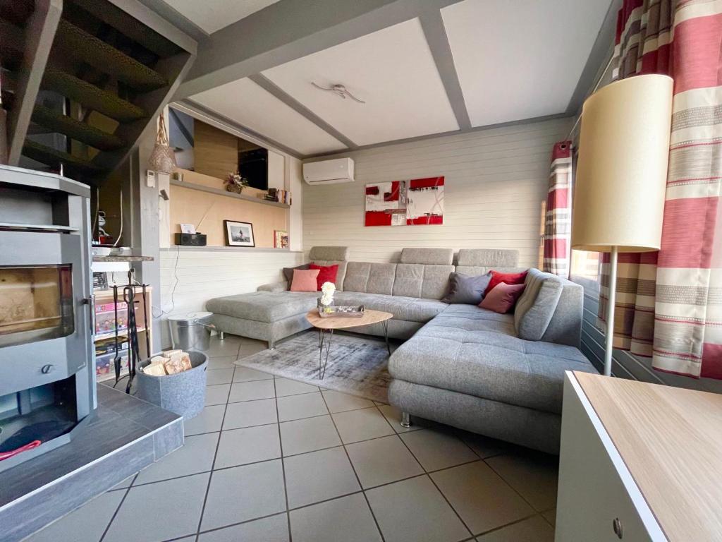 ein Wohnzimmer mit einem Sofa und einem TV in der Unterkunft Mein-Seepark, Ferienhaus Heike in Kirchheim