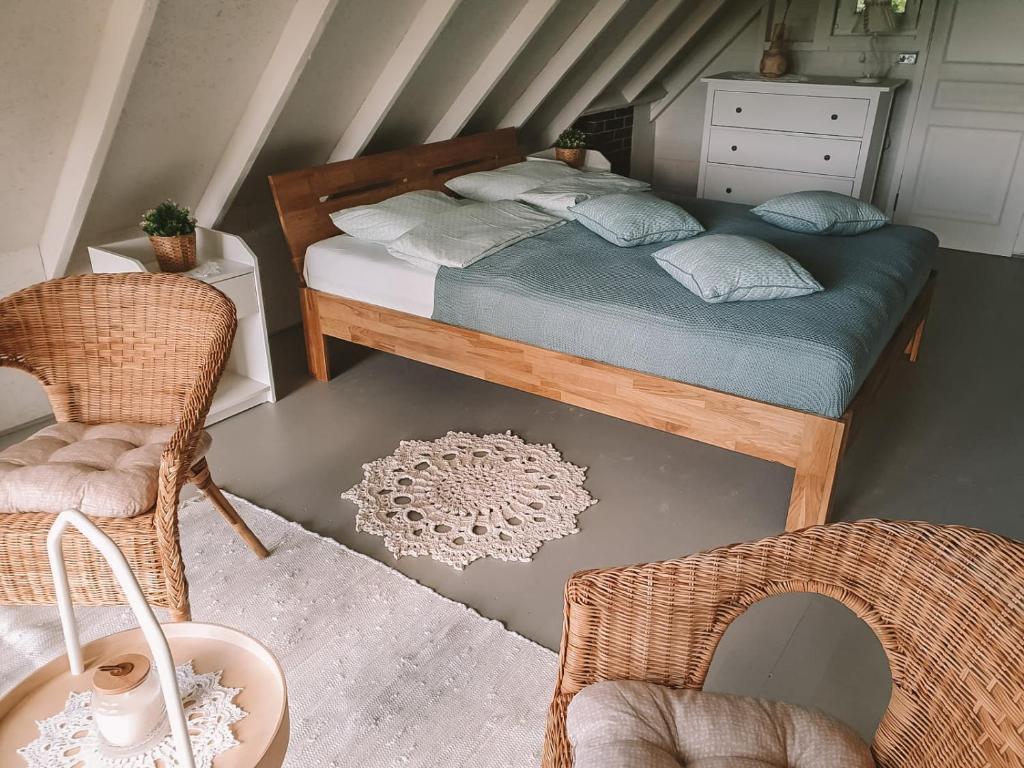 Un pat sau paturi într-o cameră la Guest house Laimes taure