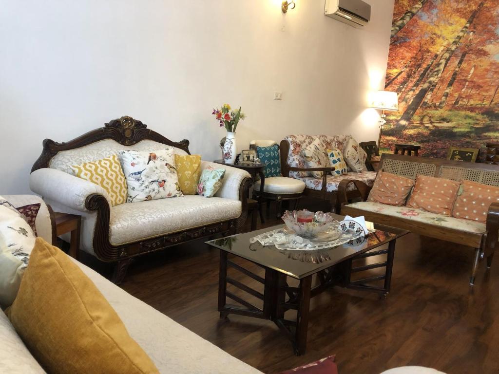 a living room with couches and a coffee table at Luxurious Homestay- Chandīgarh in Chandīgarh