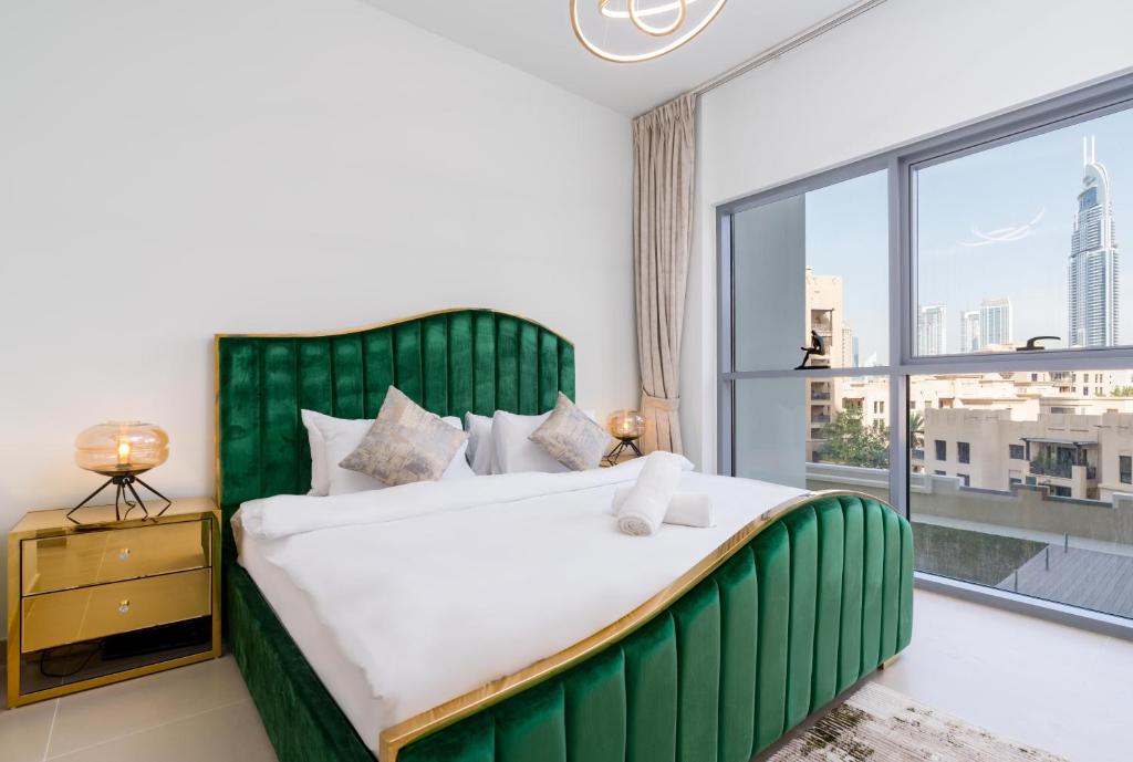 Postel nebo postele na pokoji v ubytování BURJ KHALIFA VIEW 2BR BELLEVUE TOWERS