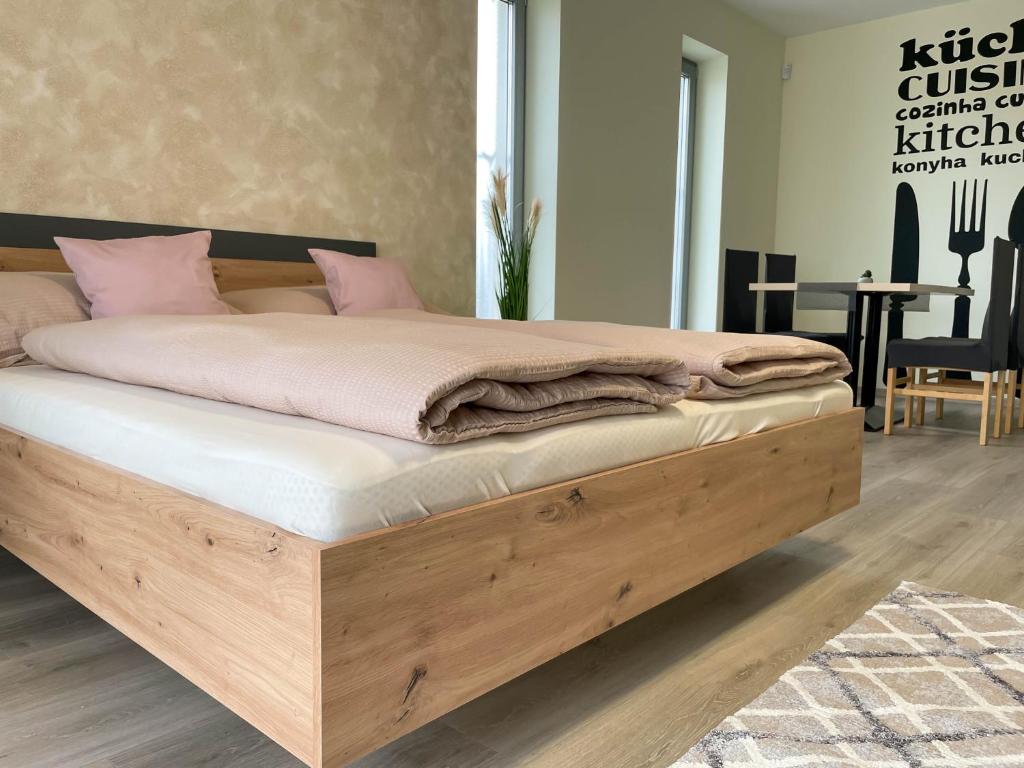 Postel nebo postele na pokoji v ubytování Apartmány Katalin