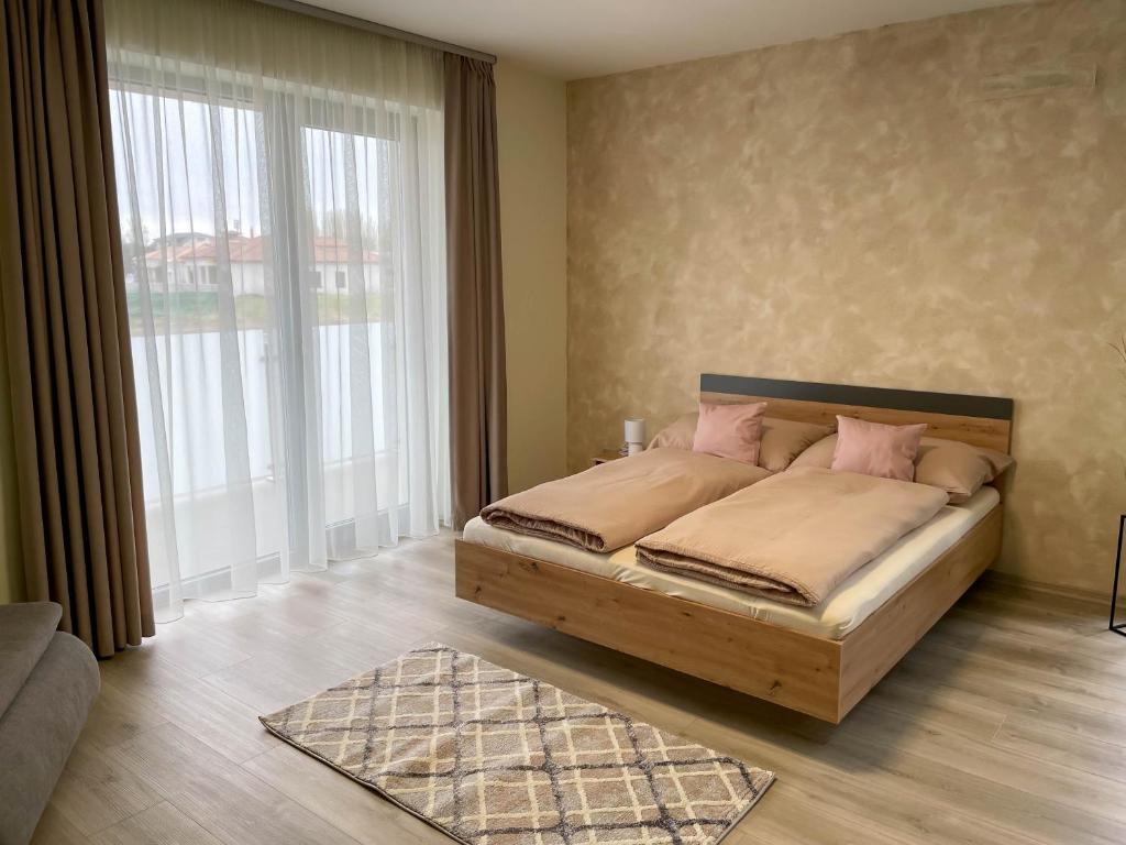 Postel nebo postele na pokoji v ubytování Apartmány Katalin