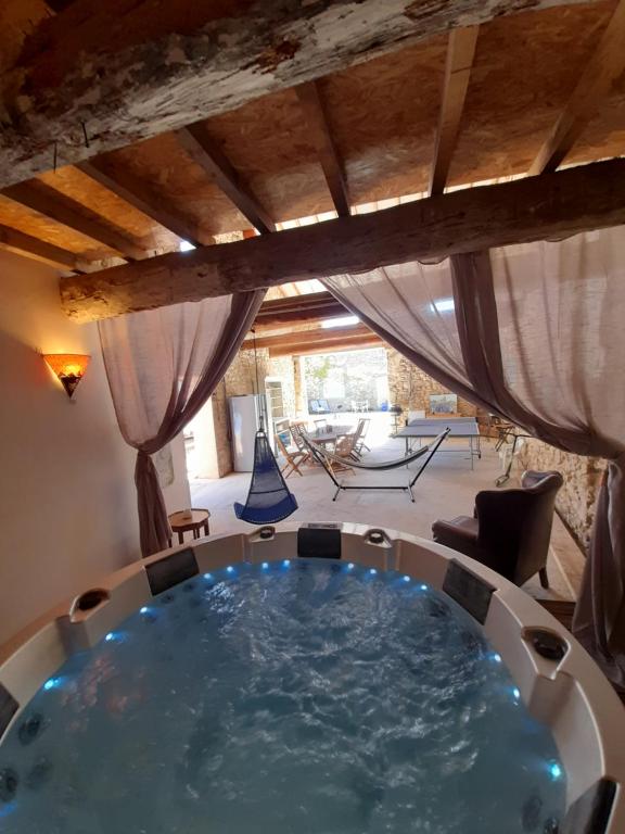 - un bain à remous au milieu d'une pièce dans l'établissement La maison SPA, PISCINE et CLIMATISATION, à Sainte-Vallière