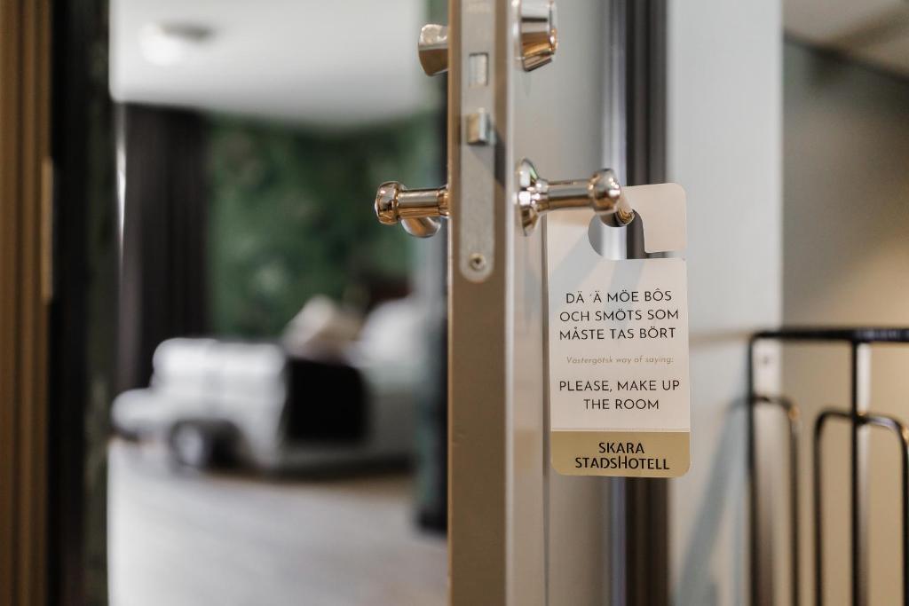 Postel nebo postele na pokoji v ubytování Skara Stadshotell