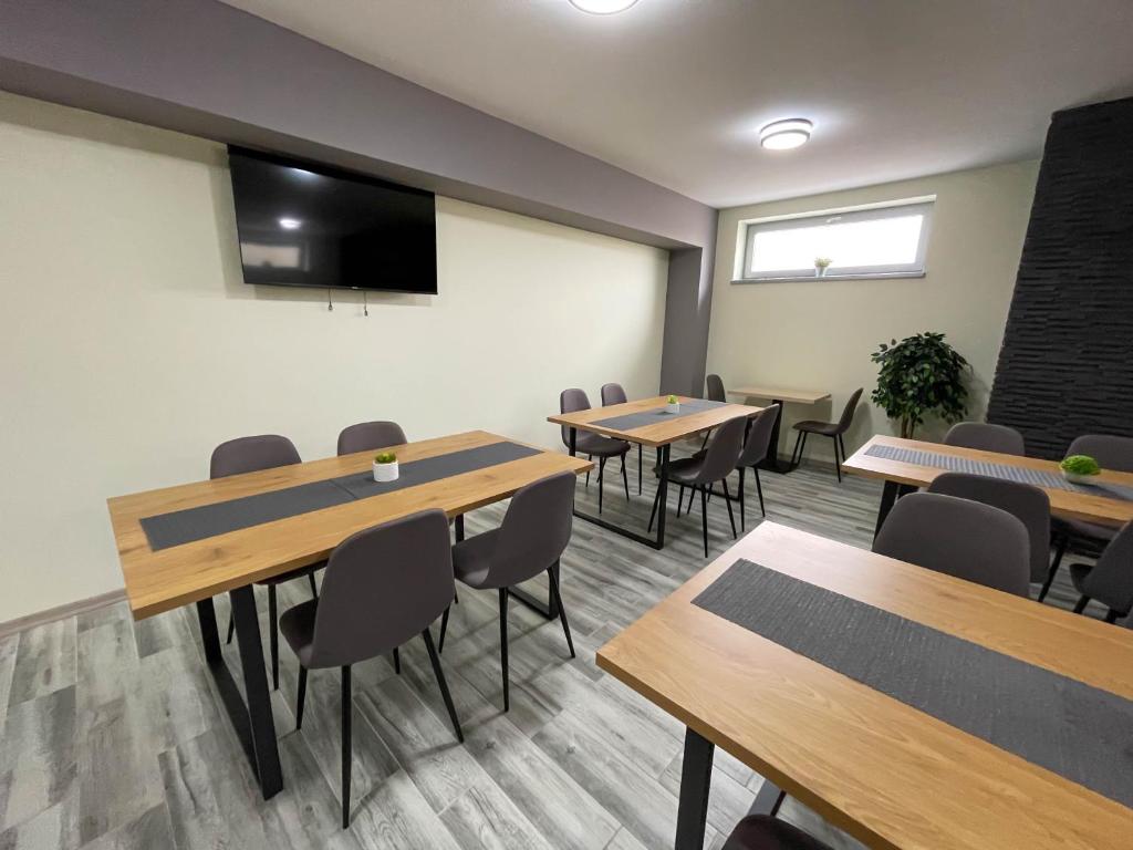 TV a/nebo společenská místnost v ubytování Apartmány Katalin