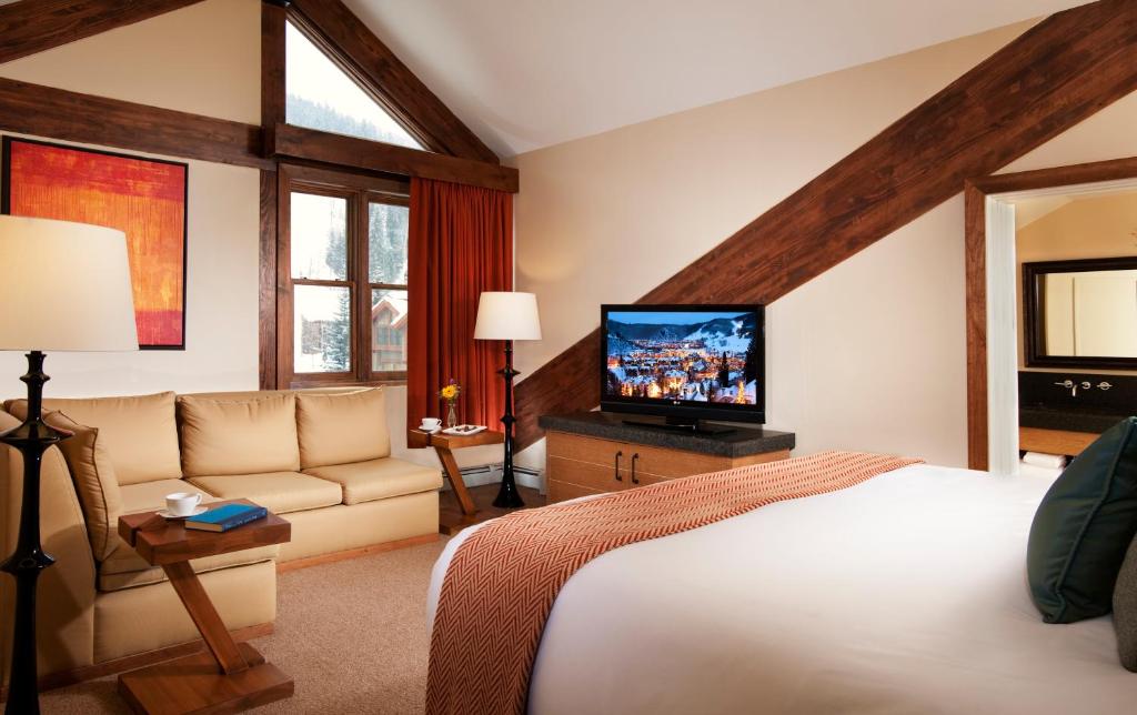 TV a/nebo společenská místnost v ubytování The Osprey at Beaver Creek, a RockResort