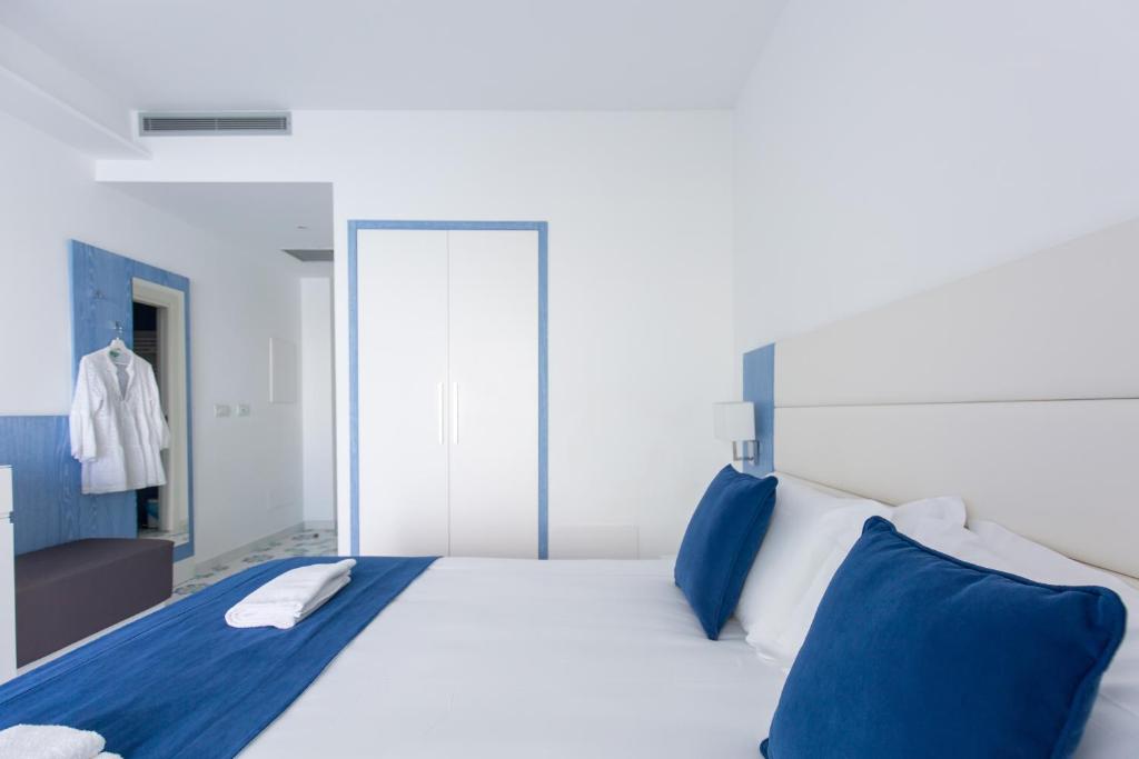 Postel nebo postele na pokoji v ubytování Hotel Giosue' a mare Sorrento