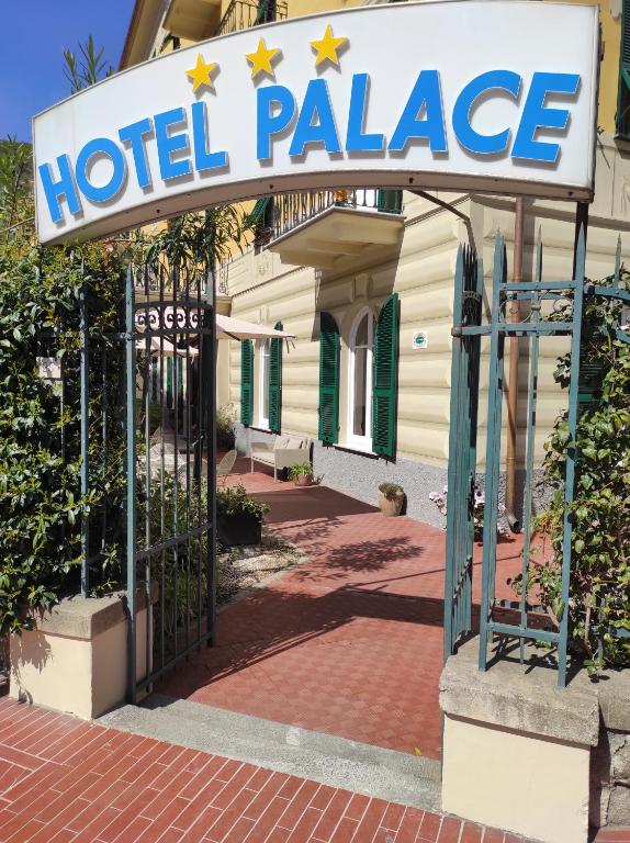 een hotelpaleisbord voor een gebouw bij Hotel Palace in Levanto