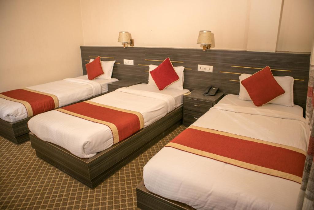 Postel nebo postele na pokoji v ubytování Mirage Inn