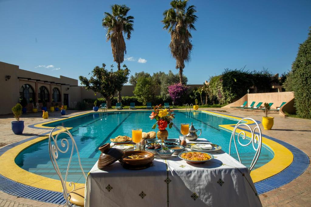 Piscina de la sau aproape de Palais Riad Hida