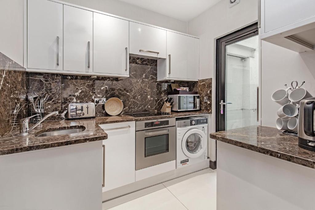 130 Queen's Gate Apartments - Three-Bedroom Apartment