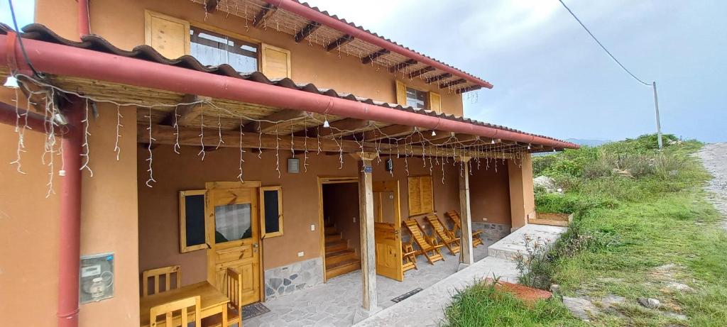 une maison avec des icides suspendus sur son côté dans l'établissement Muyakuelap Eco house & Ecolife, à Nuevo Tingo