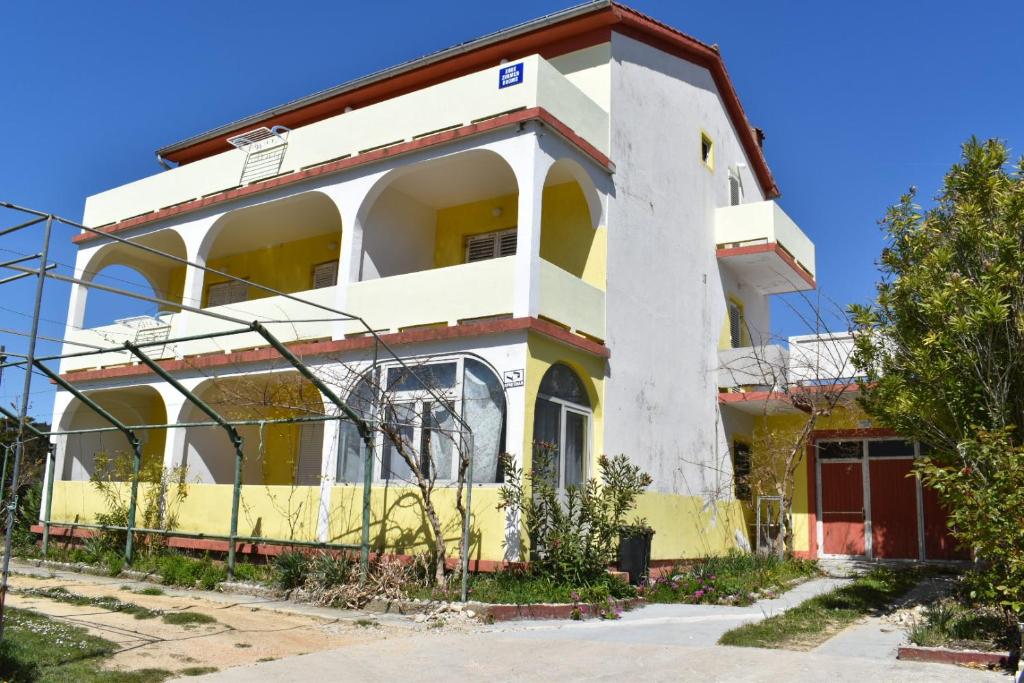 an old yellow and white building at Kampor 211 in Kampor