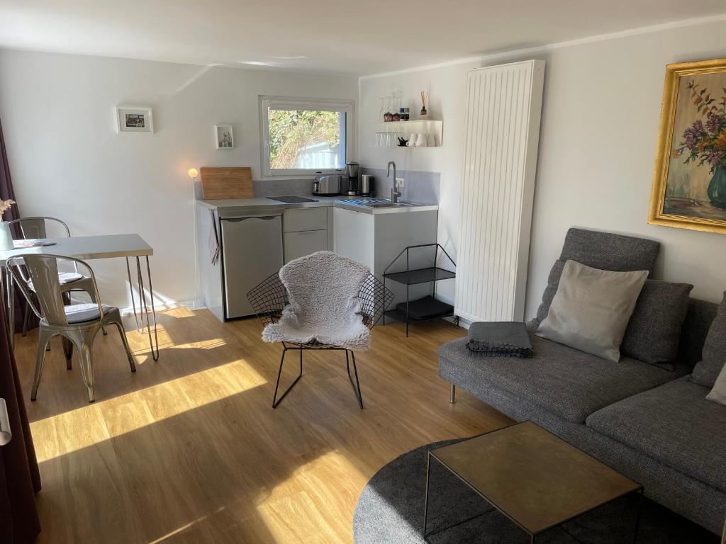 ein Wohnzimmer mit einem Sofa und einem Tisch in der Unterkunft Ferienhäuschen Möwenschiss, 500m zum Strand in Graal-Müritz