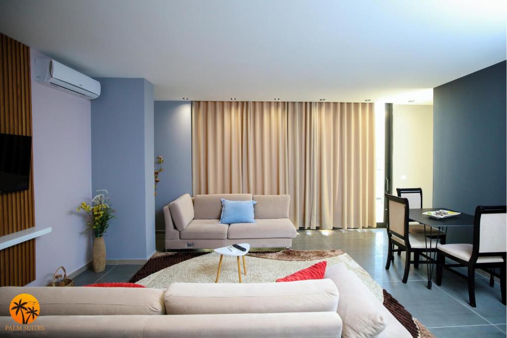 sala de estar con sofá y mesa en Palm Suites Apartment-Suite, en Vlorë