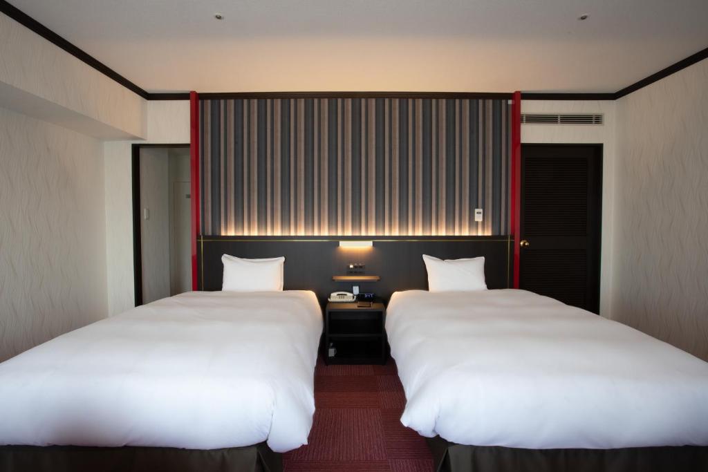 Postel nebo postele na pokoji v ubytování Kobe Seishin Oriental Hotel