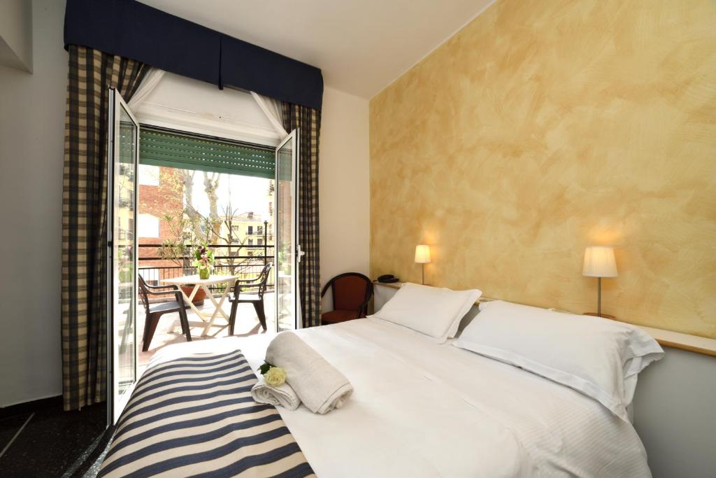 ディアーノ・マリーナにあるHotel Morchio Mhotelsgroupのベッドルーム(大きな白いベッド1台、バルコニー付)