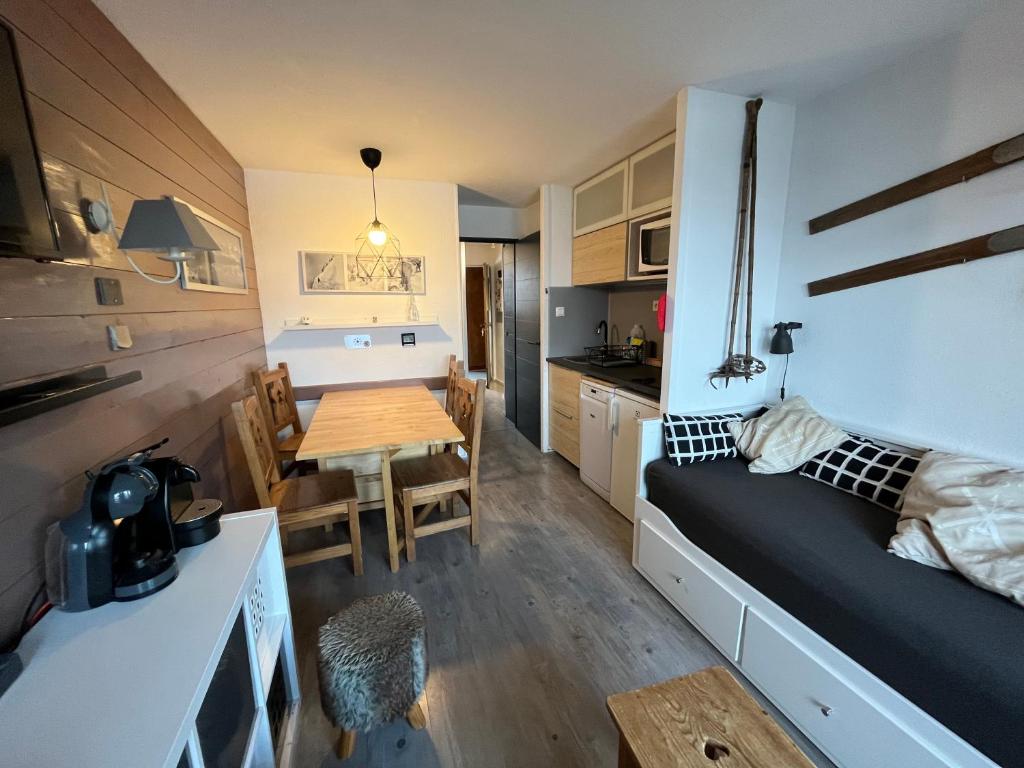 een kleine kamer met een bed en een tafel. bij Avoriaz appartement 4pers plein sud skis aux pieds in Morzine