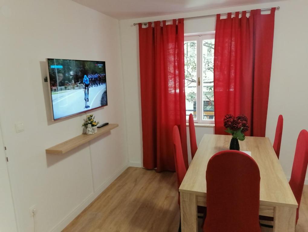 Televízia a/alebo spoločenská miestnosť v ubytovaní PRLIĆ