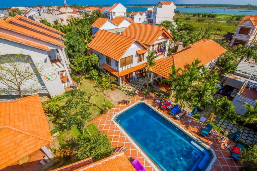 una vista aérea de una casa con piscina en The Muse House en Hoi An