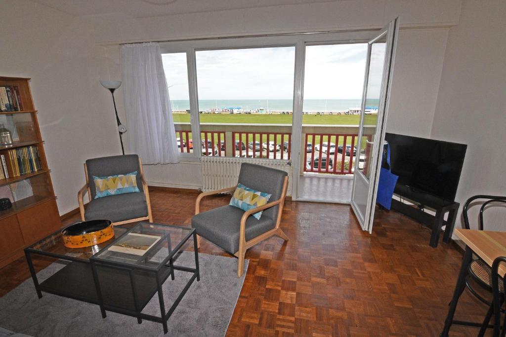 un salon avec vue sur l'océan dans l'établissement Le Dieppe Plage appartement Vue Mer, à Dieppe