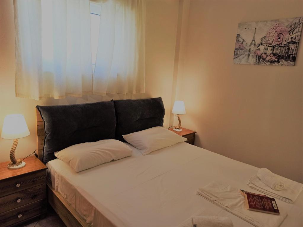 Postel nebo postele na pokoji v ubytování Panos Apartment