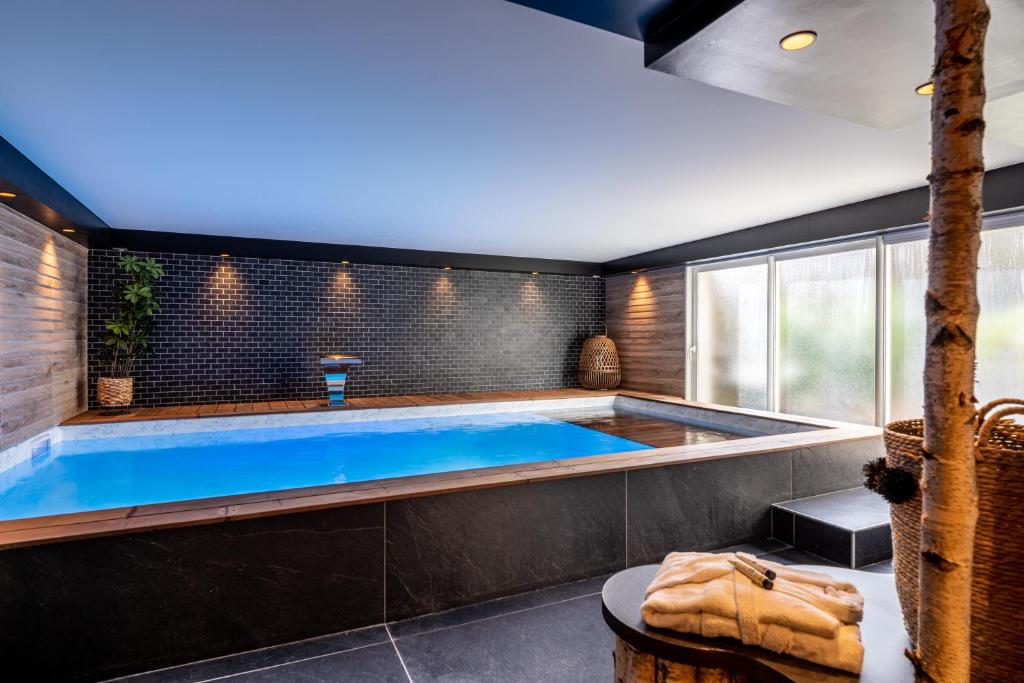 Bazén v ubytování Le Bailliage Hôtel & Spa nebo v jeho okolí
