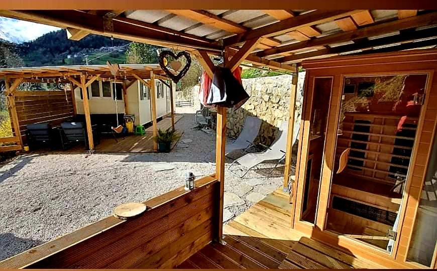 eine offene Terrasse mit einer hölzernen Pergola in der Unterkunft Lexi Zen House in Kamnik
