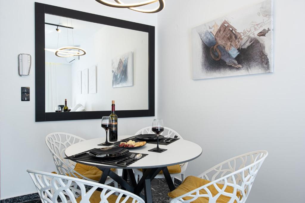 Zdjęcie z galerii obiektu Lux apt next to port & city center w Heraklionie