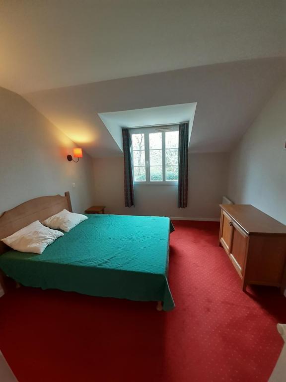 una camera con letto verde e finestra di Superbe duplex a Monflanquin
