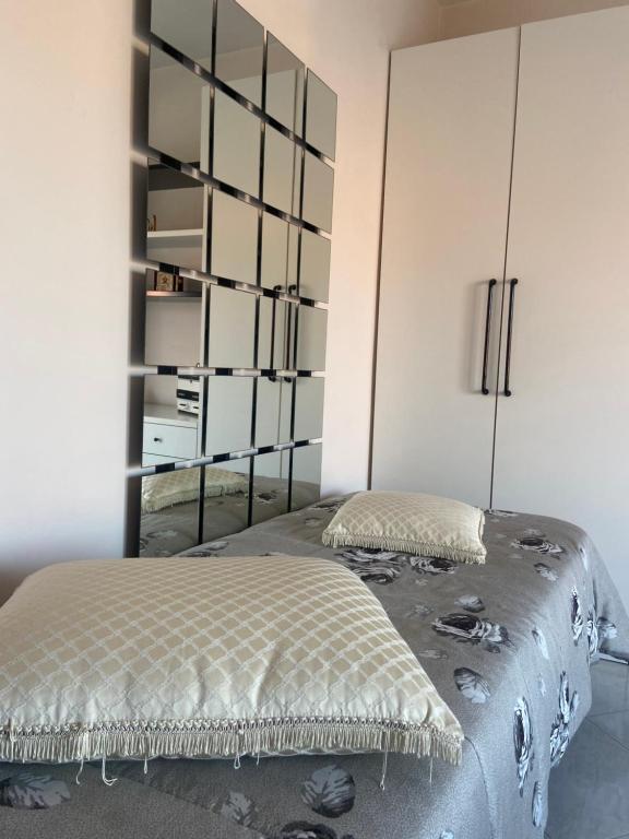 - une chambre avec un lit et une étagère dans l'établissement City center Stabia apartment, à Castellammare di Stabia