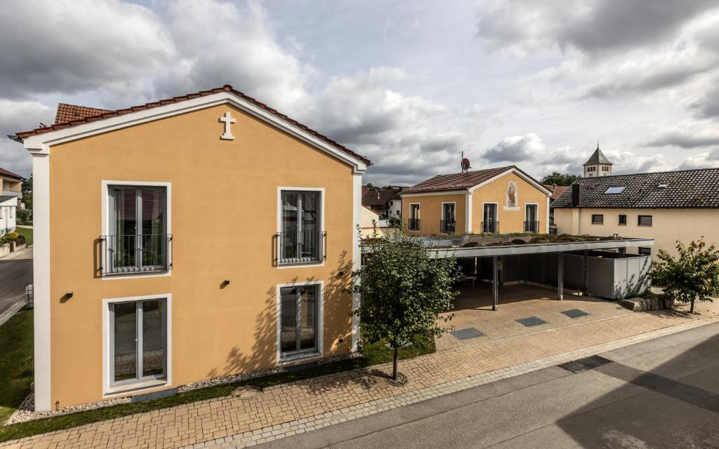 a building with a cross on the side of a street at Landhaus Altmuehltal in Kipfenberg