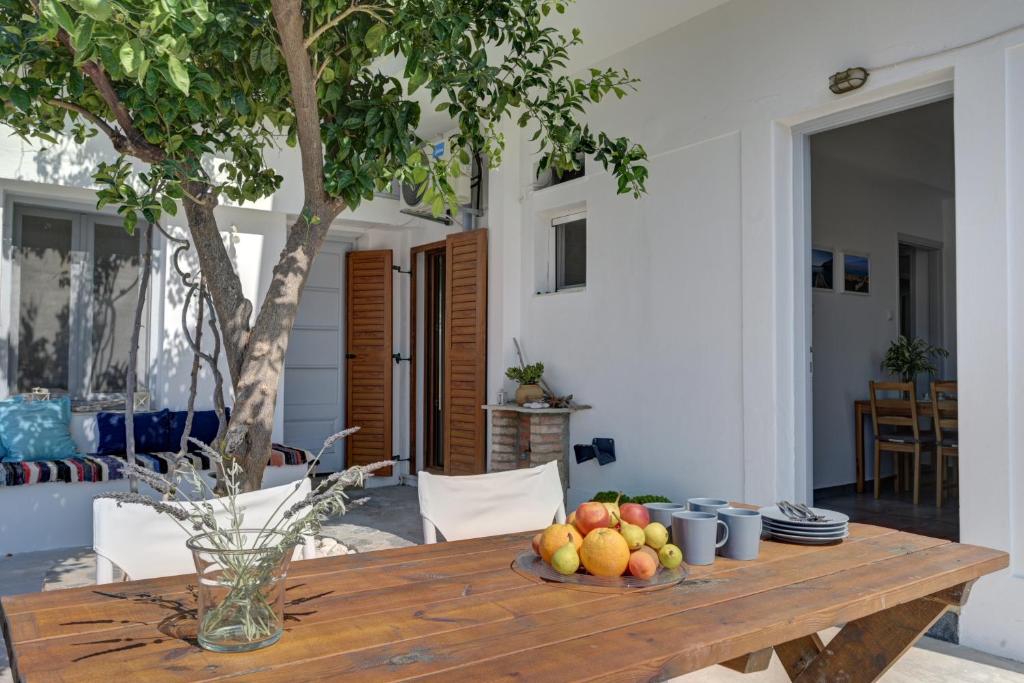 Sinioritsa's House Skopelos في سكوبيلوس تاون: طاولة خشبية عليها صحن فاكهة
