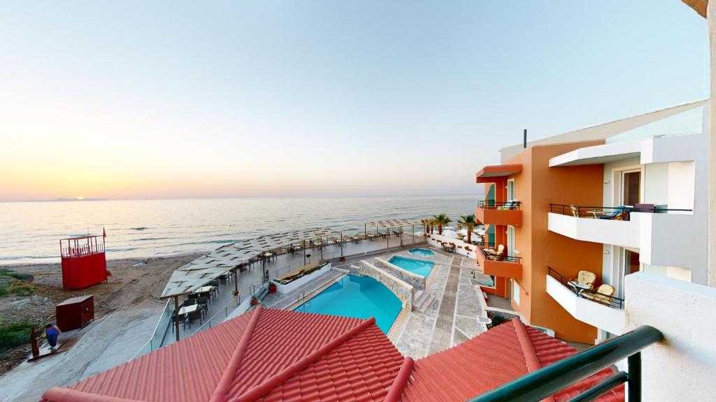 een balkon met uitzicht op de oceaan bij Dedalos Beach Hotel in Sfakaki