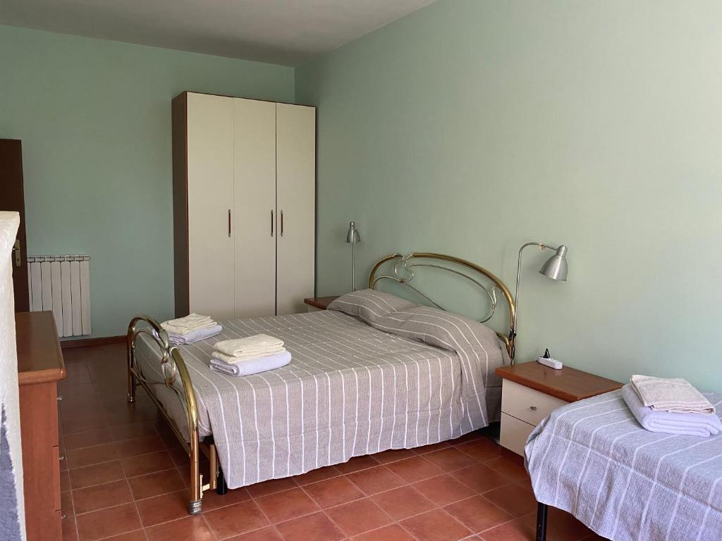 Casale Colle dei Pini tesisinde bir odada yatak veya yataklar