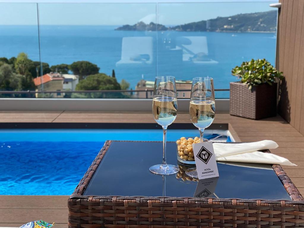 una mesa con dos copas de vino en una bandeja en Villa Silvia Apartment, en Zoagli