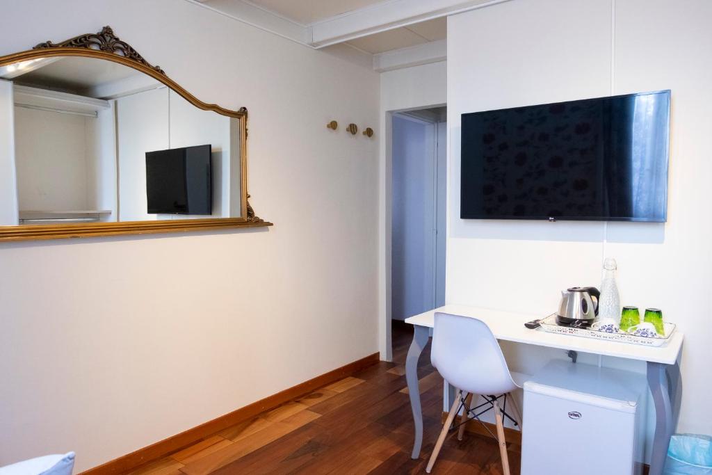 Televízia a/alebo spoločenská miestnosť v ubytovaní B&B Anastagi