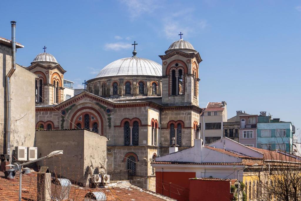 Una gran catedral con una cruz encima. en Pi HOME & APARTMENTS, en Estambul