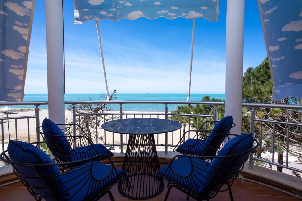 Un balcón con sillas, una mesa y el océano en Apartment, en Golem