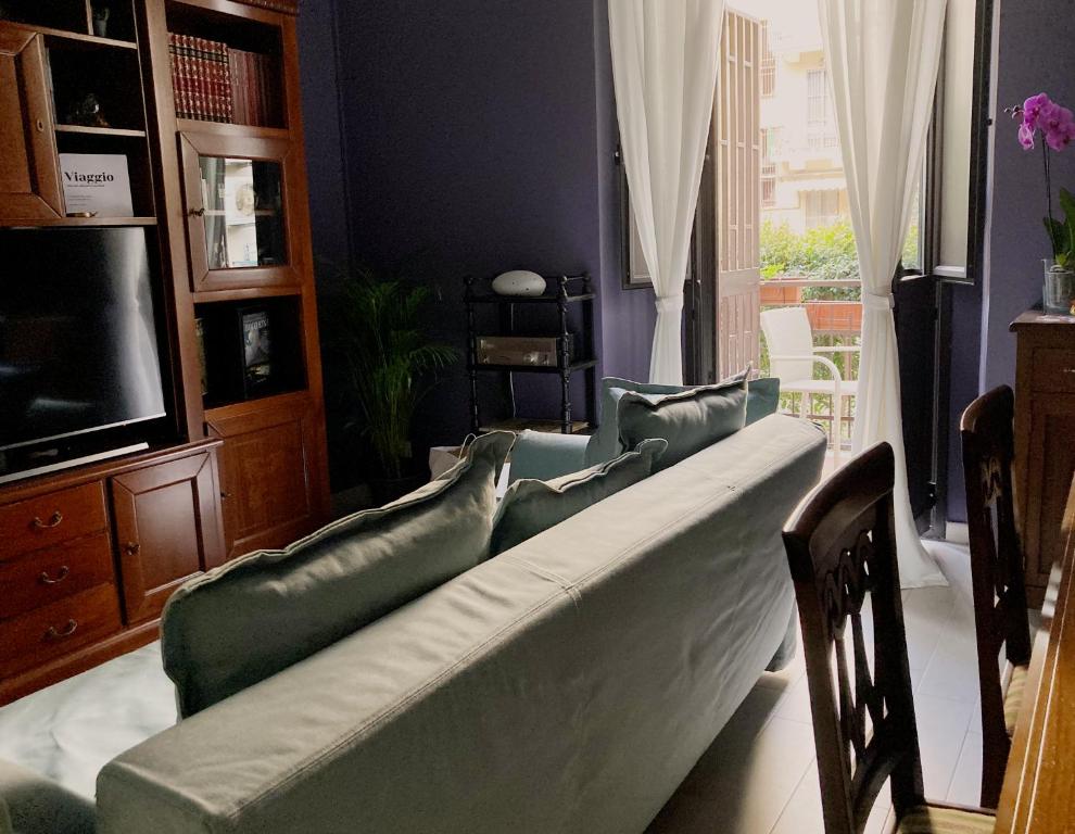 Televízia a/alebo spoločenská miestnosť v ubytovaní TABULA Platino HOUSE